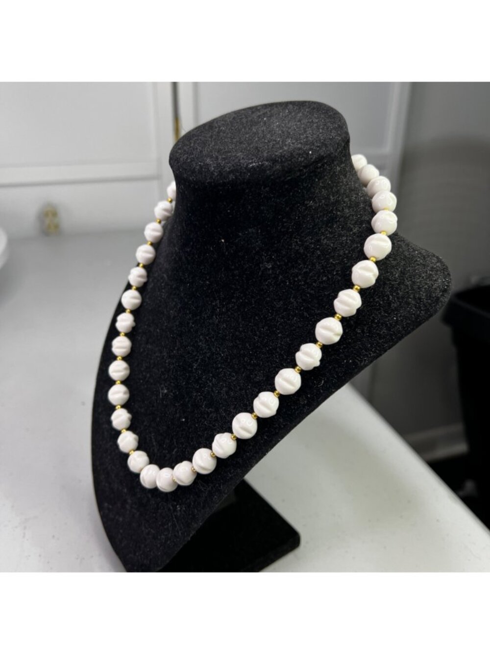 White Ribbed Lucite Bead Necklace Gold Tone Costume Jewelry 19" Vintage - Picture 5 of 7